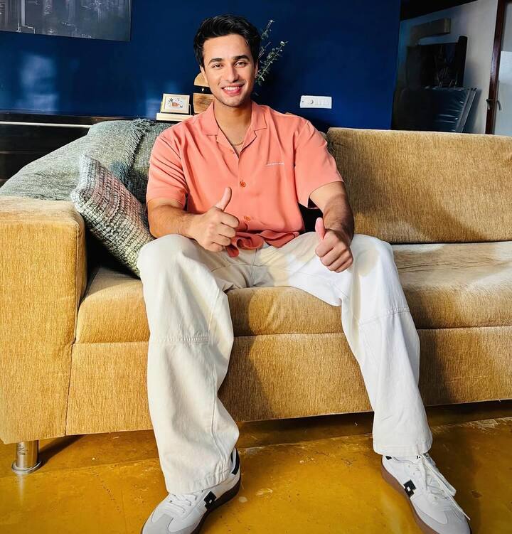 अभिषेक शर्मा को BCCI के द्वारा सेंट्रल कॉन्ट्रैक्ट का ग्रेड-C प्राप्त है, जिससे उन्हें सालना 1 करोड़ रुपए मिलते हैं और वह ब्रांड एंडोर्समेंट से भी सालाना लाखों रुपये कमाते हैं.