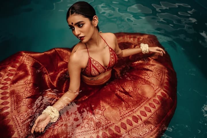 In this picture, the actress is amazing, wearing a Banarasi lehenga of red color and putting big red dot on the forehead, the actress is looking very beautiful.