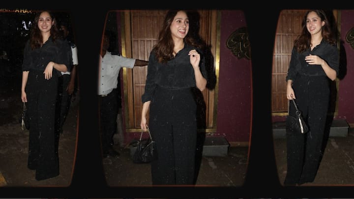 Pashmina Roshan Pics: ऋतिक रोशन की कजिन सिस्टर पश्मीना रोशन बला की हसीन हैं. वे अपनी खूबसूरती से फैंस को दीवाना बना देती हैं. बीती रात पश्मीना काफी स्टाइलिश अंदाज में स्पॉट हुईं.