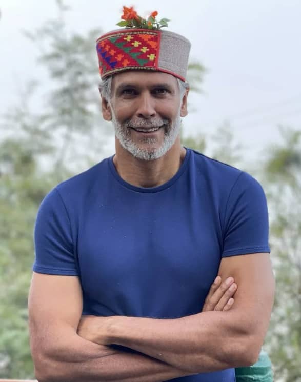 Milind Soman's breakfast is always full of fresh and seasonal fruits, which is completely different from common urban breakfast. They start the day only with fruits and eat it in plenty, not just one or two slices. Where people start the day with tea and biscuits, the same Milind follows healthy diet.