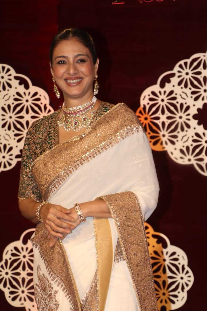 तब्बू ने अपना लुक एक हैवी नेकलेस, बालों में बन और ग्लोसी मेकअप के साथ कंपलीट किया. बता दें किसी वक्त में तब्बू का नागार्जुन संग खूब अफेयर चला था. दोनों आज सालों बाद एक जगह स्पॉट हुए हैं.