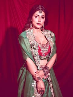 हिना खान के लेटेस्ट पोस्ट ने खींचा ध्यान, डिजाइनर आउटफिट में एक्ट्रेस ने गिराई बिजलियां