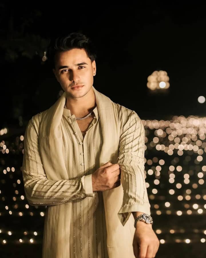 अभिषेक शर्मा काफी लक्जरी लाइफ जीते हैं. उनके पास कई लक्जरी गाड़ियां और घड़ियां हैं. मीडिया रिपोर्ट्स के मुताबिक, अभिषेक शर्मा की कुल नेटवर्थ करीब 30 करोड़ रुपये की है.