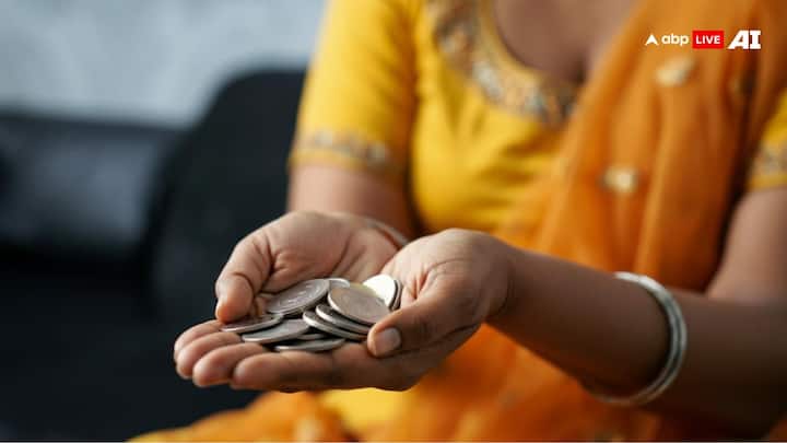 Silver Holding Rules: सोने को घर में रखने को लेकर एक निश्चित मात्रा तय की गई है. लेकिन क्या चांदी को लेकर भी ऐसी कोई सीमा है? आइए जानते हैं.