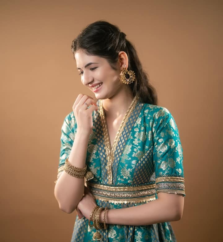 इस फोटो में उन्होंने ग्रीन कलर का अनारकली पहना हुआ है. सिंपल मेकअप के साथ शर्माते हुए पोज दिया है.