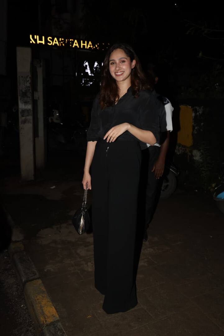 फैंस एक्ट्रेस के इस ऑल लुक के दीवाने हो रहे हैं.