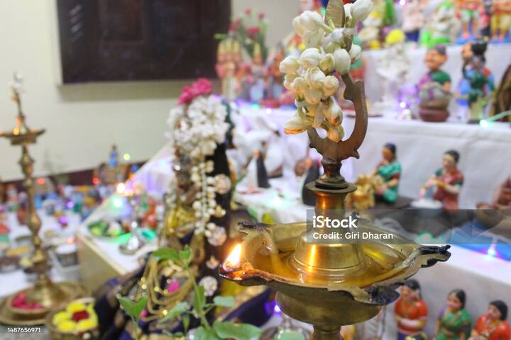 घरातील देवघरात दिवा, पाणी, फुले आणि अक्षत नेहमी ठेवावेत, कारण देवघर रिकामे ठेवणे अशुभ मानले जाते.