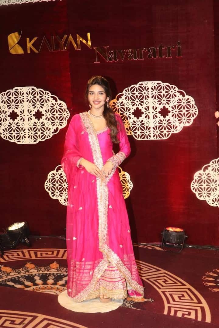 एक्ट्रेस श्रीलीला पिंक कलर का फ्लोरलेंथ सूट में नजर आई. ट्रेडिशनल अवतार एक्ट्रेस पर खूब जच रहा है.