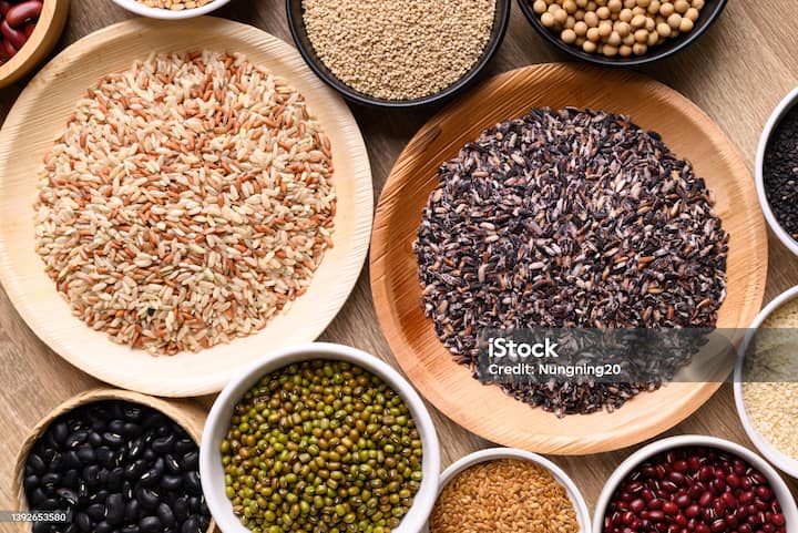 तांदूळ, गहू, डाळी यांचे भांडे कधीही रिकामे ठेवू नये, कारण धान्य भरून ठेवणे म्हणजे घरात लक्ष्मीचा वास होणे.