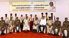 झारखंड: नक्सल विरोधी अभियान को बड़ी सफलता, चाईबासा में 10 नक्सलियों ने किया सरेंडर