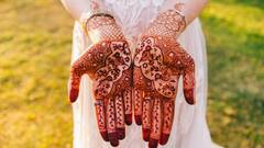 Karwa Chauth Mehndi Design: करवाचौथ पर हाथों में सजा ली ये वाली मेहंदी तो नहीं हटेगी किसी की नजर, पड़ोस वाली भाभी पूछेंगी पार्लर का पता