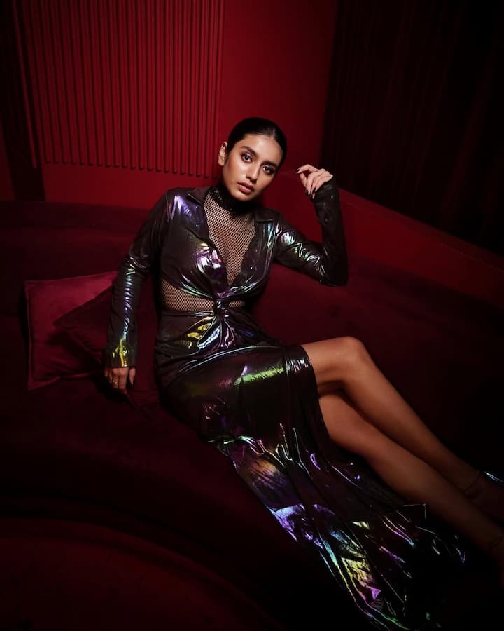 Priya is watching very stunning in this black color dress. His makeup and full of confidence pose is enough to grab everyone's attention.