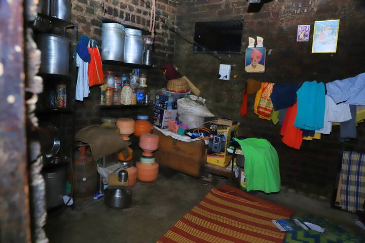 लातूर जिल्ह्यातील कडगाव येथे अतिवृष्टी झालेल्या भागाचीही उद्धव ठाकरे ह्यांनी आज पाहणी केली तसेच शेतकरी बांधवांसोबत संवाद साधला, त्यांची व्यथा जाणून घेतली.