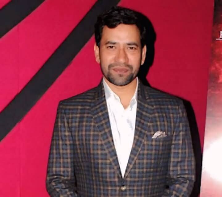 सिद्धार्थ कनन को दिए इंटरव्यू में निरहुआ ने अपने अफेयर्स के रयूमर्स पर चुप्पी तोड़ते हुए निरहुआ ने बताया कि उनकी शादी हो चुकी है और दो बच्चे भी हैं. दिनेश लाल यादव की पत्नी मंशा देवी और दोनों बच्चे ज्यादातर लाइमलाइट से दूर ही रहते हैं.