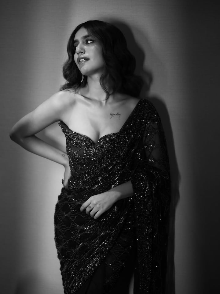 Priya is wreaking havoc in Black Shimri saree. With this, he is wearing a matching of shoulder blouse, whose heart shape neckline looks quite attractive.