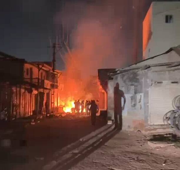 ગઇરાત્રે ગાંધીનગર જિલ્લાના દહેગામ તાલુકાના બહિયલ ગામે મોડી રાત્રે બે કોમ વચ્ચે કોમી હિંસા ફાટી નીકળી હતી. સોશિયલ મીડિયા પર સ્ટેટ્સ મૂકવા જેવી નજીવી બાબતે થયેલી બબાલ જોતજોતામાં એટલી ઉગ્ર બની કે બન્ને જૂથોના ટોળા સામસામે આવી ગયા અને હિંસક અથડામણ થઇ હતી.