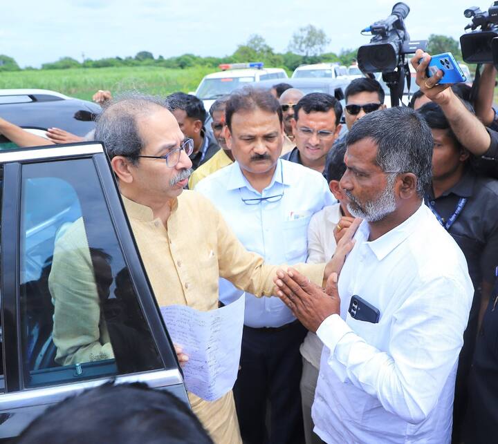 उद्धव ठाकरे पाहणीसाठी आल्यानंतर ईटकूर गावातील महिलेने त्यांना आपल्या घरी येण्याची विनंती केली, त्यानंतर उद्धव ठाकरेंनी महिलेच्या पत्र्याच्या शेडमध्ये वसलेल्या घरी जात पाहणी करत धीर दिला