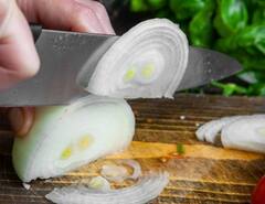 How to Cut Onions Without Crying: अब प्याज काटते वक्त आपको नहीं आएगा रोना! इन 7 टिप्स को जरूर अपनाएं