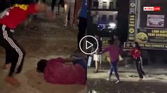 Video: पास किए गंदे कमेंट्स, लड़की ने सड़क पर लिटाकर कुत्ते की तरह पीटा, मारी चप्पलें, वीडियो वायरल