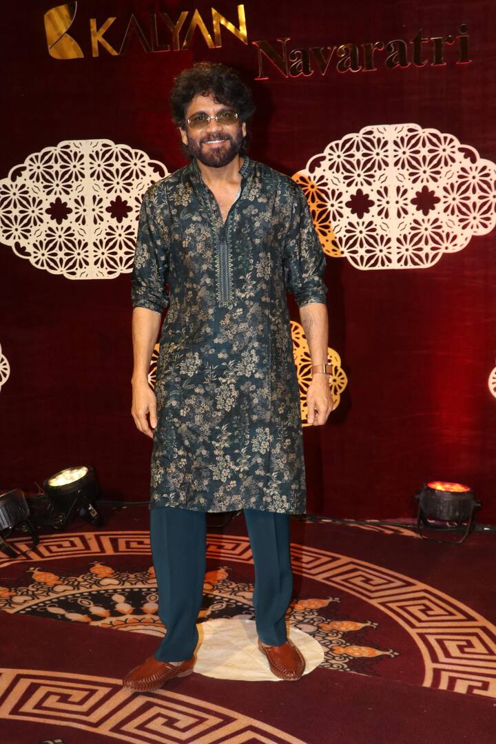 नागार्जुन ने ब्लू कलर का कुर्ता कैरी किया था. एक्टर इस लुक में काफी हैंडमस भी लग रहे हैं.