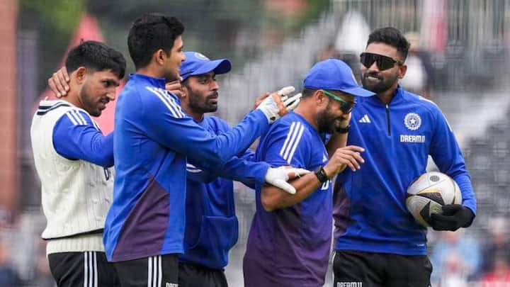 করুণ নায়ারের ইংল্যান্ড সফরটা বেশ হতাশাজনকই কাটে, স্পিন সহায়ক ভারতীয় পরিবেশে ফাস্ট বোলিং অলরাউন্ডার শার্দুলের বলে স্পিন অলরাউন্ডার অক্ষর পটেলকে সুযোগ দেওয়া হয়েছে। তবে ইংল্যান্ডের বিরুদ্ধে পাঁচ ম্যাচই বাইরে বসে থাকার পর অভিমন্যু ঈশ্বরণকেও এই সিরিজ়ে সুযোগ দেওয়া হয়নি।