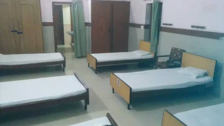 यात्री बिना किसी टेंशन के यहां आराम कर सकता है. इसी वजह से यह बजट फ्रेंडली ऑप्शन बन जाता है. लोगों के मन में सवाल उठता है कि डॉरमेट्री कितने समय के लिए ली जा सकती है. तो आपको बता दें रेलवे ने इसके लिए स्लॉट तय किए हैं.