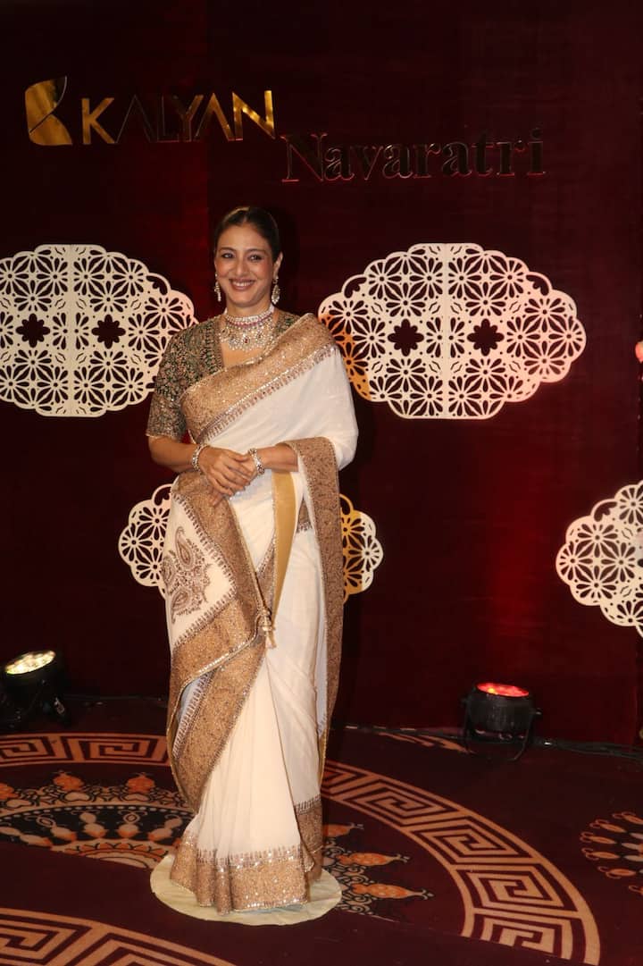 बॉलीवुड की बेहतरीन एक्ट्रेस तब्बू भी इस इवेंट में नजर आई. एक्ट्रेस व्हाइट साड़ी में कहर ढहाती नजर आई.