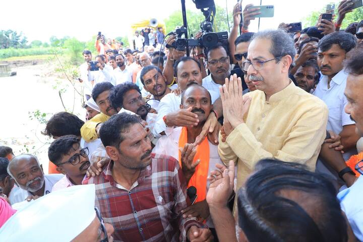 बळीराजाच्या आनंद अस्मानी संकटानं हिरावून घेतलाय, तो आनंद पुन्हा मिळवून देण्यासाठी आम्ही बळीराजासोबत आहोत, असे म्हणत पीडित पूरग्रस्त कुटुंबीयांस धीर देण्याचं काम उद्धव ठाकरेंनी केलं.