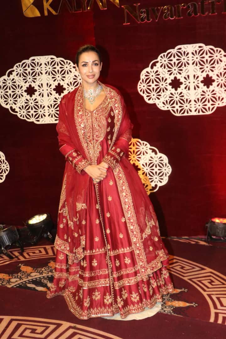 बॉलीवुड की खूबसूरत और फिट एक्ट्रेस मलाइका अरोड़ा का इस इवेंट में बेहद हसीन अवतार देखने को मिला. एक्ट्रेस ने हैवी वर्क वाला रेड सूट कैरी किया. बालों में गजरा और माथे पर बिंदी उनके लुक में चार चांद लगा रही है.