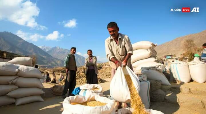 નવી સિસ્ટમ હેઠળ બધા પાત્ર રાશન કાર્ડ ધારકોને DBT દ્વારા દર મહિને ₹1,000 સીધા તેમના બેંક ખાતામાં મળશે. મહત્વનું છે કે, જો કાર્ડ મહિલાના નામે હશે તો રકમ સીધી તેના ખાતામાં ટ્રાન્સફર કરવામાં આવશે જે મહિલા સશક્તિકરણને પ્રોત્સાહન આપશે.