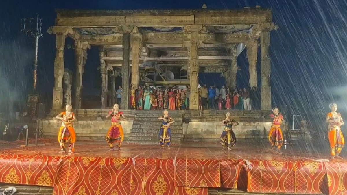 காற்றானால் என்ன? கனமழையானால் என்ன? நாட்டியத்தை நிறுத்தாமல் ஆடிய நடன கலைஞர்கள்: எங்கு தெரியுங்களா?