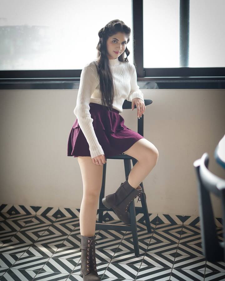 हर्षाली ट्रेडिशनल के साथ वेस्टर्न लुक में भी बला की खूबसूरत लगती हैं. इस फोटो में उन्होंने मिनी स्कर्ट के साथ व्हाइट टॉप और बूट्स कैरी किए हुए हैं.