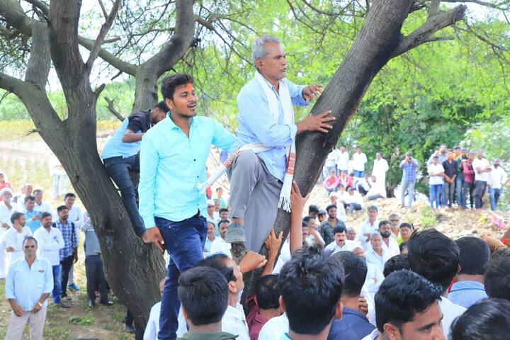 उद्धव ठाकरेंसमवेत यावेळी धाराशिवचे खासदार ओमराजे निंबाळकर आणि आमदार कैलास पाटील हेही उपस्थित होते. त्यांनी भोवतालच्या नुकसानीची माहिती उद्धव ठाकरेंना दिली.