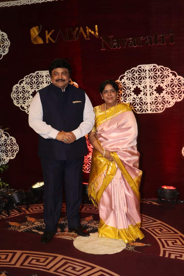 साउथ एक्टर प्रभु गणेशन इस इवेंट में अपनी पत्नी के साथ पहुंचे थे. जिन्होंने पैपराजी को पोज भी दिए. दोनों एकसाथ बेहद प्यारे लग रहे थे.