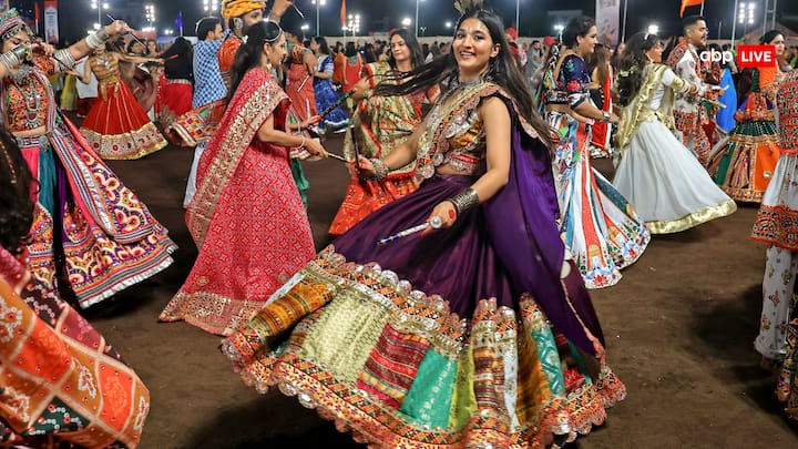 शारदीय नवरात्रि की शुरुआत होते ही लोगों के दिमाग में माता रानी की भक्ति करने के साथ गरबा करने का भी ख्याल आता है. गरबा एक ऐसा पवित्र नृत्य (Dance) जो भगवती देवी के सम्मान में किया जाता है. इस दौरान सभी भक्त एक अखंड ज्योति के चारों और घूमते हैं और उत्सव मानते हैं. आइए जानते हैं आखिर गरबा की उत्पत्ति हुई कैसे?