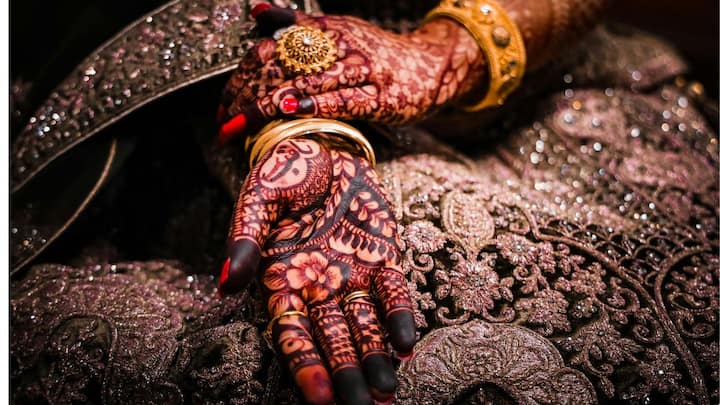 इस करवाचौथ को और भी रोमेंटिक बनाने के लिए कपल पोर्ट्रेट मेहंदी डिजाइन से बेहतर और कुछ देखने को नहीं मिलेगा. इस मेहंदी को देखने के बाद आपके पति भी आपके हाथों से नजर नहीं हटा सकेंगे.