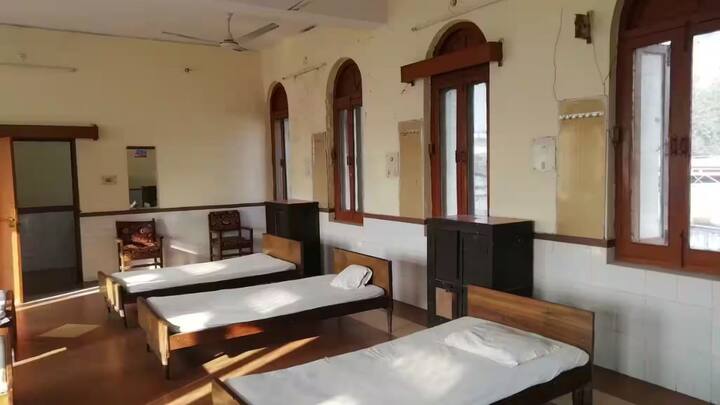 रेलवे ने डॉरमेट्री का किराया काफी कम रखा है. ताकि आम लोग भी आसानी से इसका इस्तेमाल कर सकें. किराया बेड और कितनी देर के लिए बुकिंग कर रहे हैं इस पर निर्भर करता है. यह सामान्य होटल के मुकाबले बहुत सस्ता होता है.