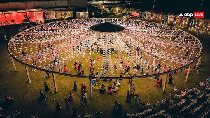 લોકજીવનમાં ખૂબ જાણીતા એવા રાસ અને રાસડા વચ્ચેનો ભેદ સમજવો જરૂરી છે. સૌરાષ્ટ્રમાં મોટે ભાગે પુરુષો રાસ લે છે. (આ રાસને હલ્લીસક પણ કહે છે.) જ્યારે સ્ત્રીઓ રાસડા લે છે. રાસડા એ તાલરાસકનો પ્રકાર છે. રાસમાં નૃત્યનું તત્ત્વ આગળ પડતું હોય છે. જ્યારે રાસડામાં સંગીતનું તત્ત્વ મોખરે રહે છે. સ્ત્રીઓમાં આજે એક તાલીના અને ત્રણ તાલીના રાસડા વધુ જાણીતા છે. રાસડા એ ગરબાના જેવો જ પ્રકાર છે. રાસ અને ગરબી એ પુરુષપ્રધાન છે, જ્યારે રાસડા નારીપ્રધાન છે.