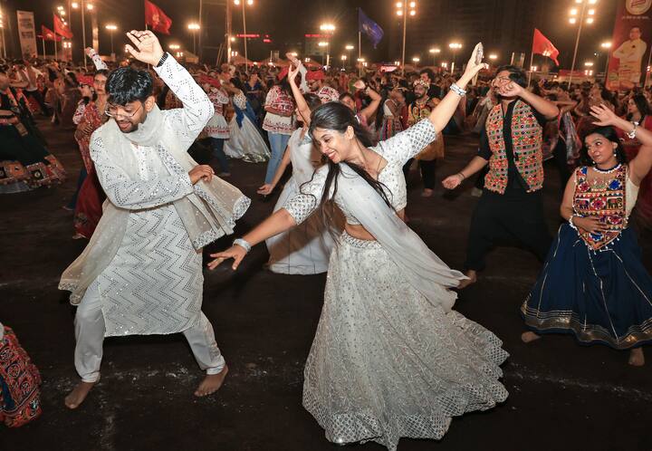 गरबा खेळताना लोक वर्तुळात फिरतात. हे वर्तुळ जन्म, मृत्यू आणि पुनर्जन्माच्या अखंड चक्राचे दर्शन घडवते. जसे ग्रह सूर्याभोवती फिरतात, तसेच भक्त दिव्याभोवती नृत्य करतात.