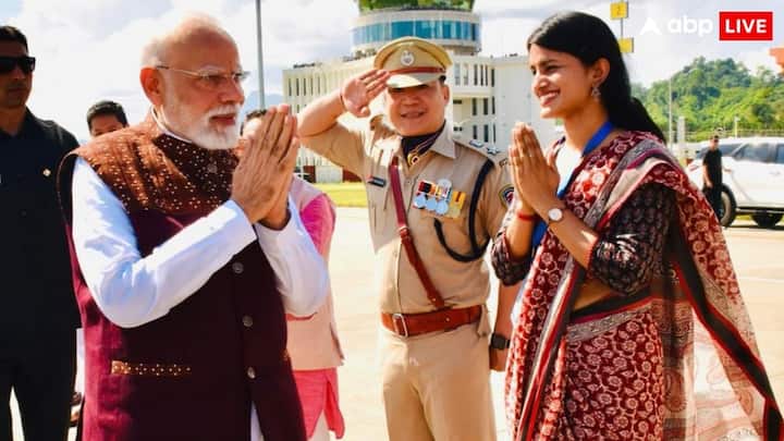 प्रधानमंत्री नरेंद्र मोदी ने सोमवार (22 सितंबर, 2025) को अरुणाचल प्रदेश का दौरा किया था. इस दौरान पीएम पूर्वोत्तर राज्य के पापुम पारे जिले में पहुंचे, जहां उनका स्वागत एक महिला सिविल सेवा अधिकारी विशाखा यादव ने किया. सोशल मीडिया पर अब IAS विशाखा यादव को लेकर काफी चर्चा हो रही है.