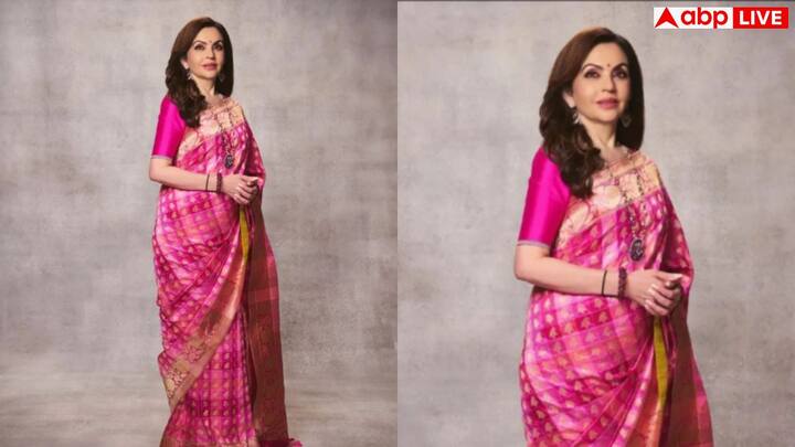 रानी पिंक साड़ी में नीता का लुक सबसे हटकर और आकर्षक रहा. पूजा से लेकर शादी तक हर मौके के लिए यह कलर एकदम फिट है और हर उम्र की महिला पर खूब जंचता है.