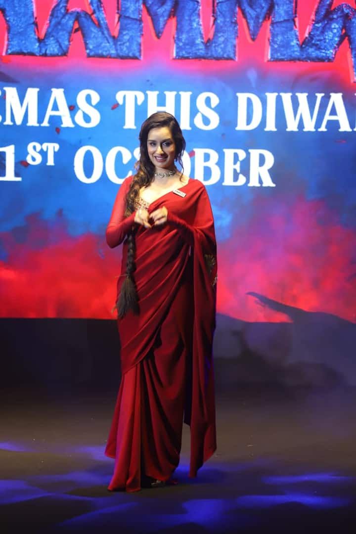 वहीं बॉलीवुड की ‘स्त्री’ यानि श्रद्धा कपूर सुर्ख लाल साड़ी में अपने लुक से महफिल लूटती हुई दिखाई दी.