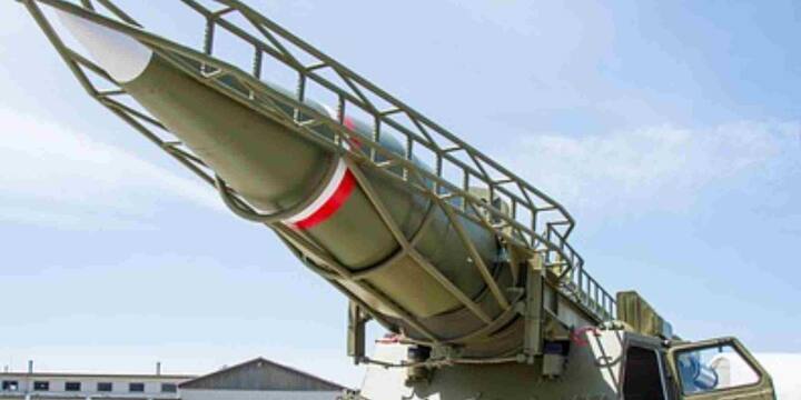 किसी भी मिसाइल को उसकी रेंज, सटीकता, पेलोड, तैनाती के तरीके ही उसे खतरनाक बनाते हैं. ऐसे में वर्तमान वैश्विक परिप्रेक्ष्य में RS-28 Sarmat, Avangard और DF-41 जैसे सिस्टम इसलिए अलग दिखाई देते हैं क्योंकि उनकी संयुक्त क्षमताएं मिसाइल रक्षा और वैश्विक रणनीति दोनों को चुनौती देती हैं.