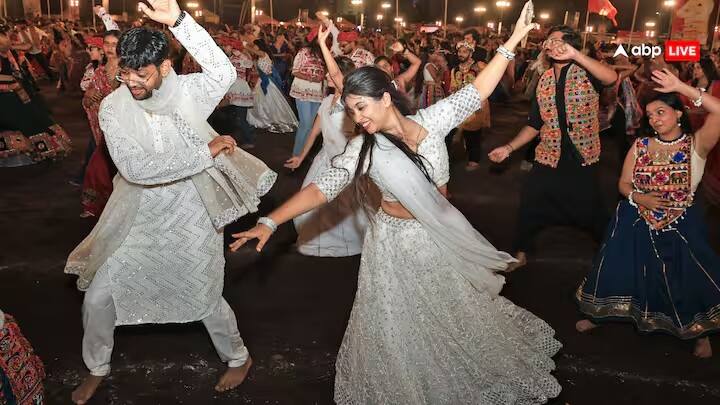 ગરબા દરમિયાન, દરેક વ્યક્તિ એક વર્તુળમાં નૃત્ય કરે છે, જે જન્મ, મૃત્યુ અને પુનર્જન્મના ચક્રનું પ્રતિનિધિત્વ કરે છે. ભક્તો દીવાની આસપાસ ફરે છે, જેમ ગ્રહો સૂર્યની આસપાસ ફરે છે.