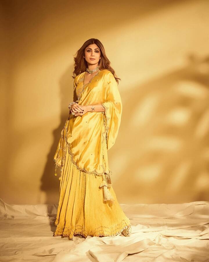 इस तस्वीर में शिल्पा येलो कलर के लहंगे में नजर आ रहीं हैं. उन्होंने सिंपल ज्वैलरी और मिनिमल मेकअप किया है. शिल्पा का ये लुक करवा चौथ के लिए बेस्ट इंस्पीरेशन हो सकता है.