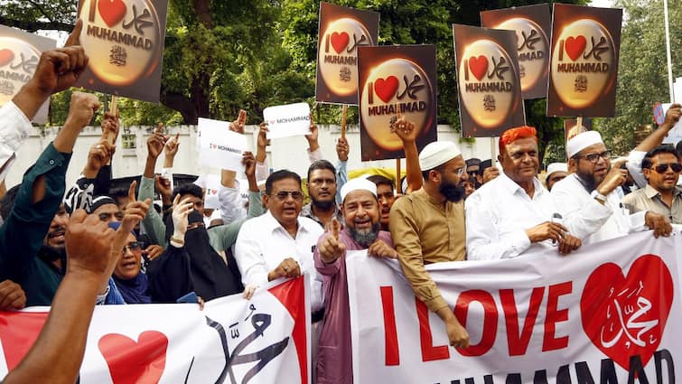 Lathi Charge In Bareilly After Friday Prayers As Protestors Pelt Stone Amid ‘I Love Muhammad’ Campaign Lathi Charge In Bareilly After Friday Prayers As Protestors Pelt Stone Amid ‘I Love Muhammad’ Campaign