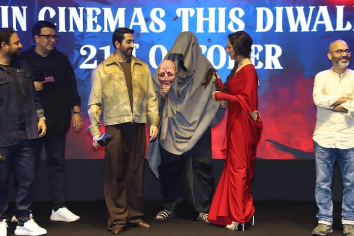 'थामा' के ट्रेलर लॉन्च इवेंट में ‘स्त्री’ का सरकटा भी पहुंचा. जिसकी साथ आयुष्मान और श्रद्धा जमकर मस्ती करते दिखे.