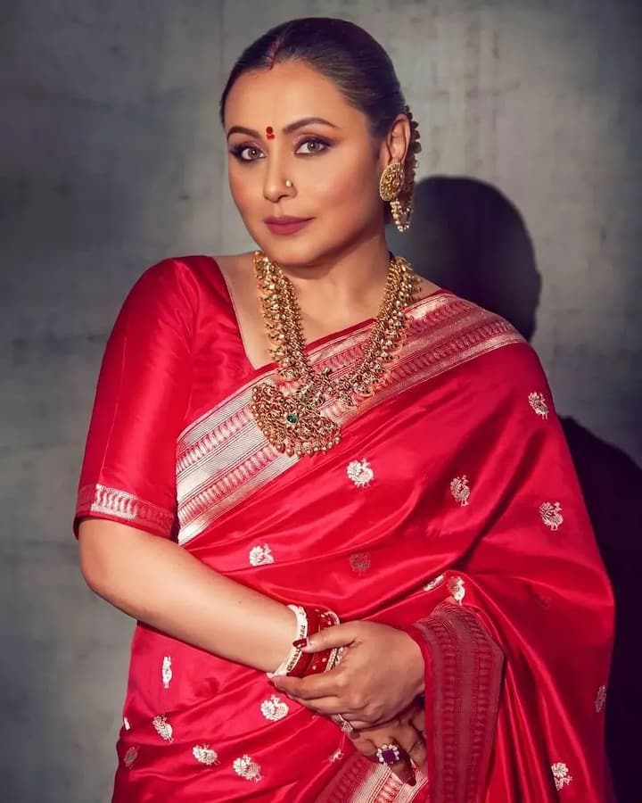 This festive season, you can recreate this look of Rani Mukherjee and add four moons to the function. The actress has pair her red Banarasi silk saree with a matching blouse. After this, he completed his look with a slicking hairstyle and heavy jewelery.