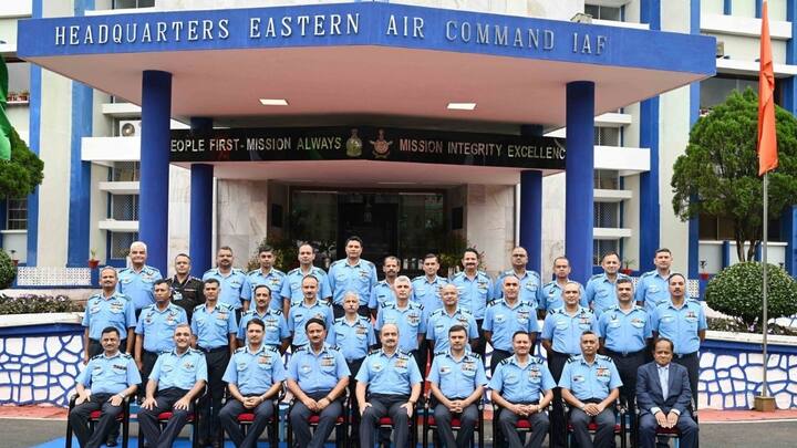 तो आपको बता दें यह आसान काम नहीं है. अगर किसी को प्राइवेटली इसे खरीदना है तो फिर एयरफोर्स हेडक्वार्टर्स के जरिए फॉर्मल एप्लीकेशन देना पड़ता है. उसके बाद जांच होती है और केवल पूरी तरह डिमिलिटराइज़्ड, उड़ान‑अयोग्य एयरफ़्रेम ही सख्त शर्तों के साथ दिए जा सकते हैं.