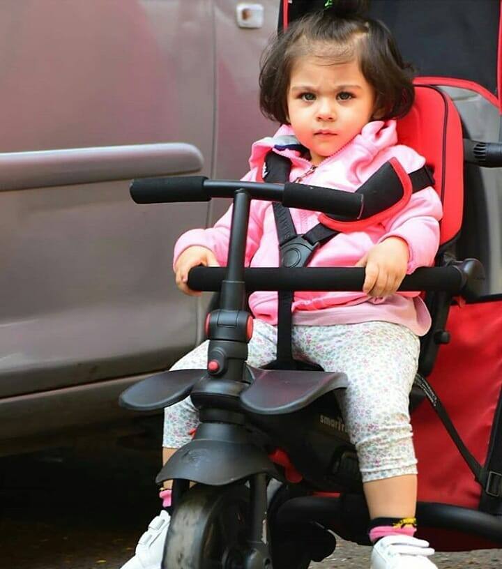 सोशल मीडिया पर इनाया के कई फैन पेज हैं, जिस पर उनकी तस्वीरें वायरल होती रहती है.